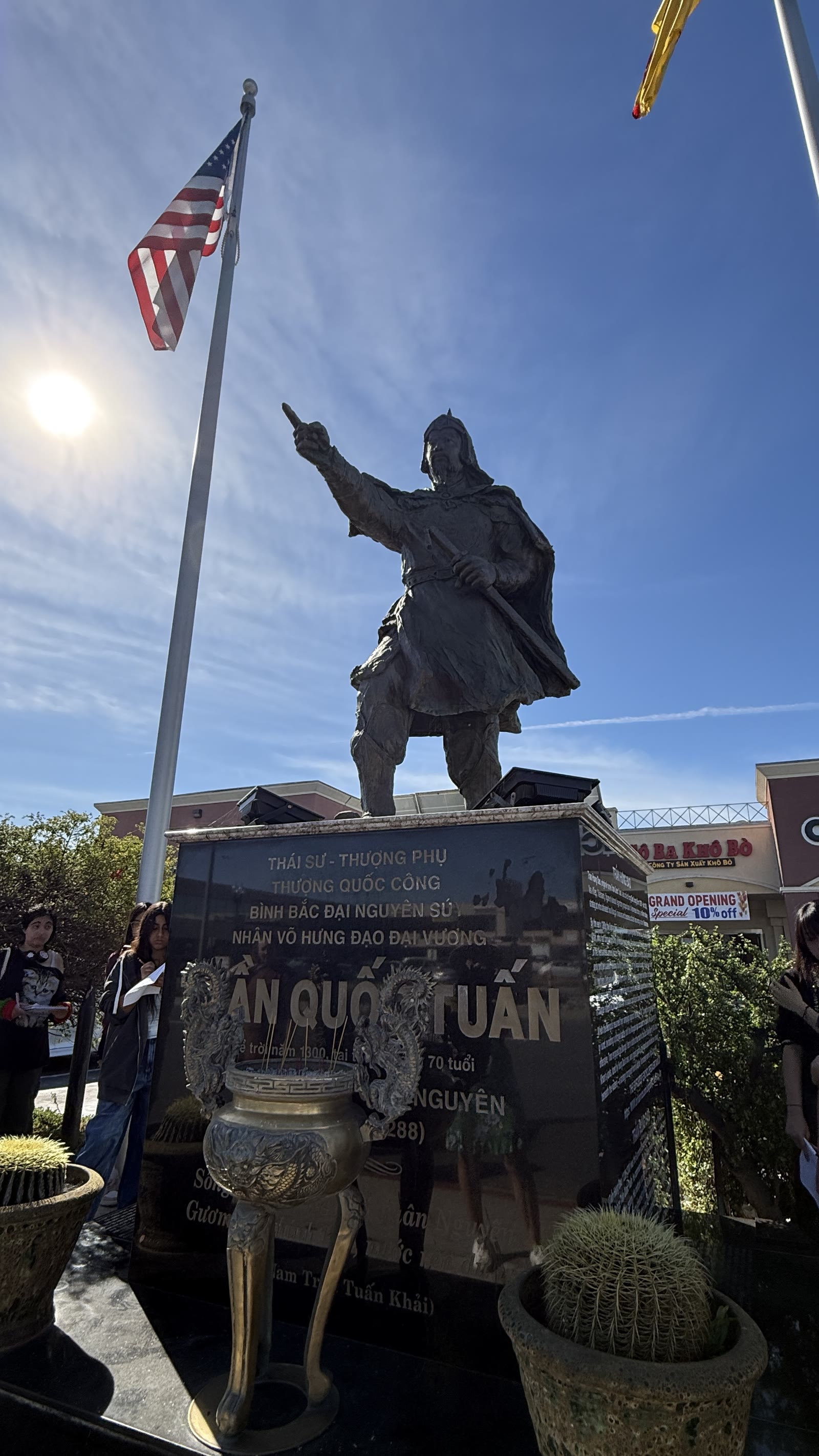 Participants at the Trần Hưng Đạo statue in Little Saigon